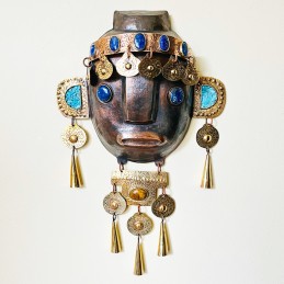 MÁSCARA MAPUCHE EN COBRE - BRONCE CON LAPISLÁZULI Y DIVERSAS PIEDRAS