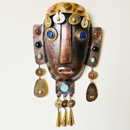 MÁSCARA MAPUCHE EN COBRE - BRONCE CON LAPISLÁZULI Y DIVERSAS PIEDRAS I