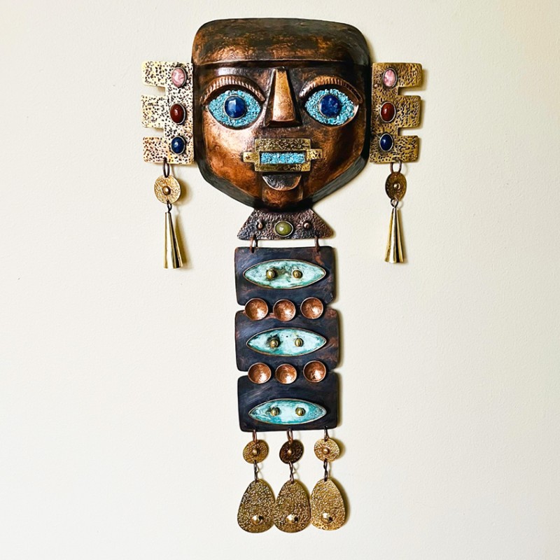 MÁSCARA DIAGUITA EN COBRE - BRONCE CON LAPISLÁZULI Y DIVERSAS PIEDRAS MÁSCARA DIAGUITA EN COBRE - BRONCE CON LAPISLÁZULI Y DIVERSAS PIEDRAS