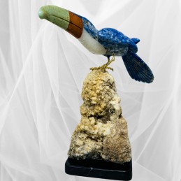 Tucán Esculpido en Lapislázuli con Pico de Jaspe y Serpentina, Patas de Bronce con Base de Coral