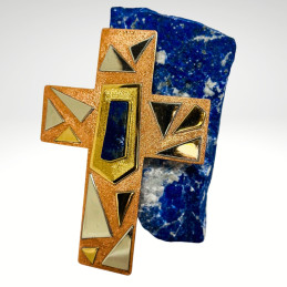 Cruz en Cobre con Relieve y Aplicaciones en bronce y Piedras