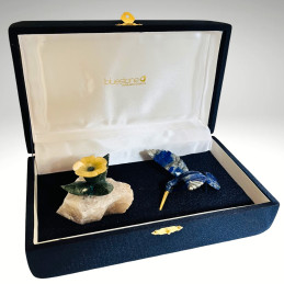 Colibrí esculpido en Lapislázuli Libando de una Flor con Base y Estuche de Regalo