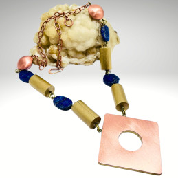 Collar con Cadena en Cobre con Colgante Rombo Calado Aplicaciones en Bronce y Lapislázuli