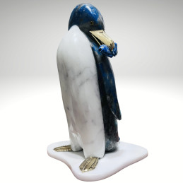 Pingüino Gigante con Pescado en Lapislázuli