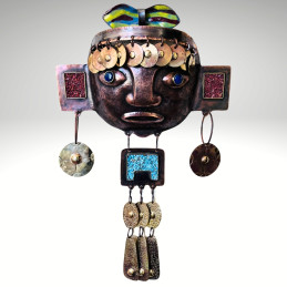 Máscara Mapuche con Rosetón y colgante pectoral forma Arco Cuadrado