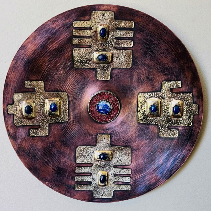 Plato en Cobre Envejecido con Aplicaciones en Bronce y Piedras
