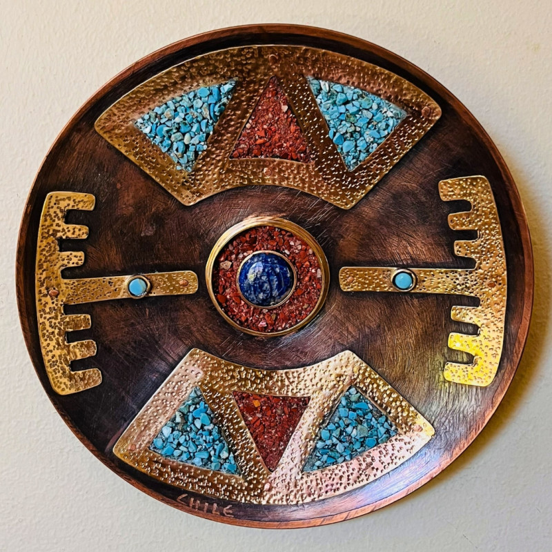 Plato en Cobre con Aplicación Bronce y Cabuchones de Lapislázuli y Ojo de Tigre