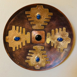 Plato en Cobre con Aplicación Bronce y Cabuchones de Lapislázuli y Ojo de Tigre