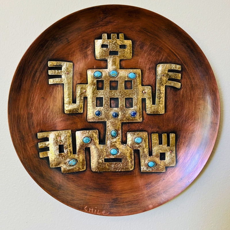 Plato Mural en Cobre 23,5 cm Aplicación Bronce figura Antropomórfica y Piedras