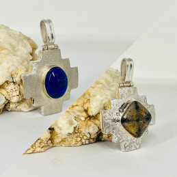 Cruz Chacana Reversible Martelada con Lapislázuli y Piedra Cruz
